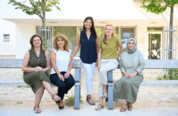 Gruppenbild der Aufsuchenden Bildungsberatung. Von links nach rechts: Hana Zein, Elif Patarla, Tülay Hanelci-Kart, Sonja Nägel und Özlem Adigüzel