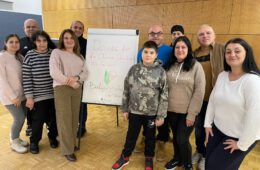 Eine Gruppe von Personen steht in einem Raum rund um ein Flipchart auf dem steht: "Danke für die Chance, Deutsch zu lernen". Ein Herz mit den Nationalfarben ist aufgemalt, darunter Bulgarische Gruppe.