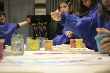 Kinder an einem Tisch mit Malutensilien