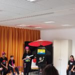 Schüler:innen der Neuen Oberschule Gröpelingen präsentieren ihre Kamishibai-Geschichte.