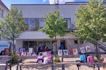 Innenhof der Grundschule Fischerhuder Straße. Zu sehen ist das QBZ Morgenland und der geschmückte Hof.