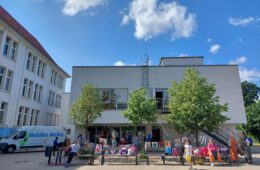 Innenhof der Grundschule Fischerhuder Straße. Zu sehen ist das QBZ Morgenland und der geschmückte Hof.