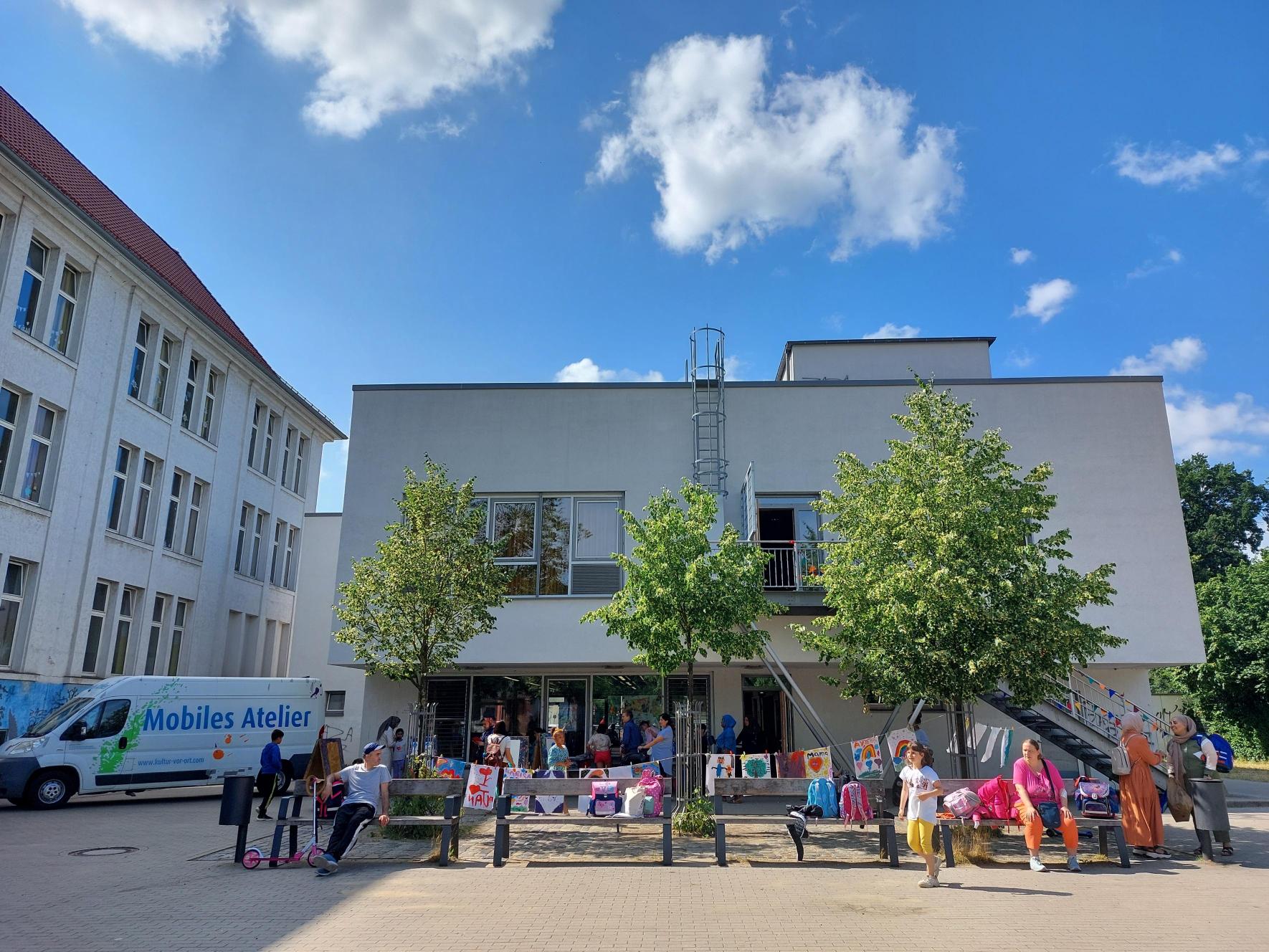 Innenhof der Grundschule Fischerhuder Straße. Zu sehen ist das QBZ Morgenland und der geschmückte Hof.