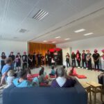 Schüler:innen der Neuen Oberschule Gröpelingen präsentieren ihre Kamishibai-Geschichte.